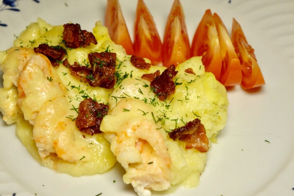 Fiskgratäng med räkor och bacon