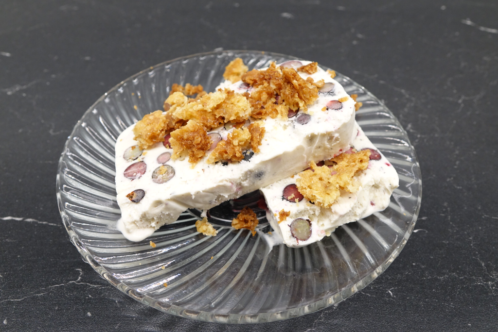 Svartvinbärsglass med kardemumma