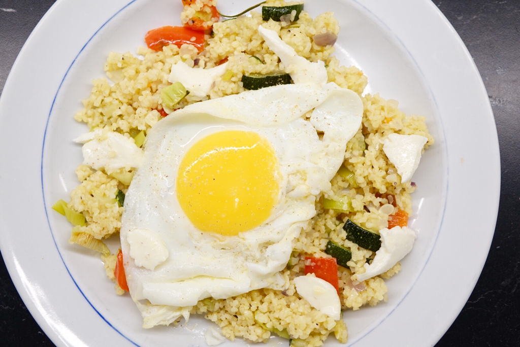 Bulgurpytt med stekt ägg