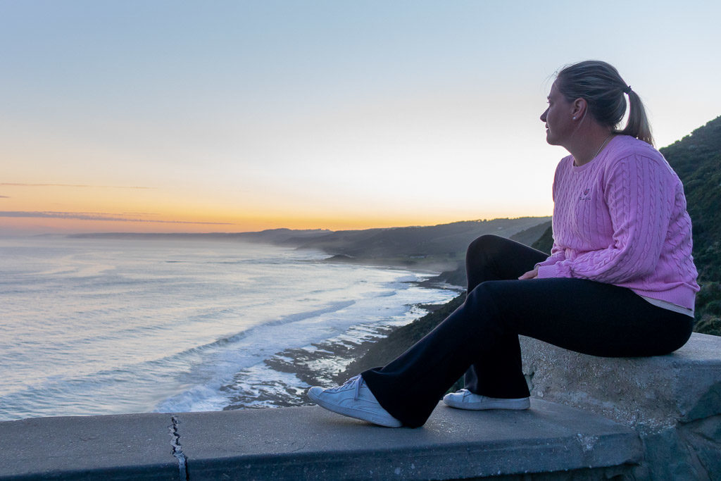 Maria blickar ut över havet längs Great Ocean Road