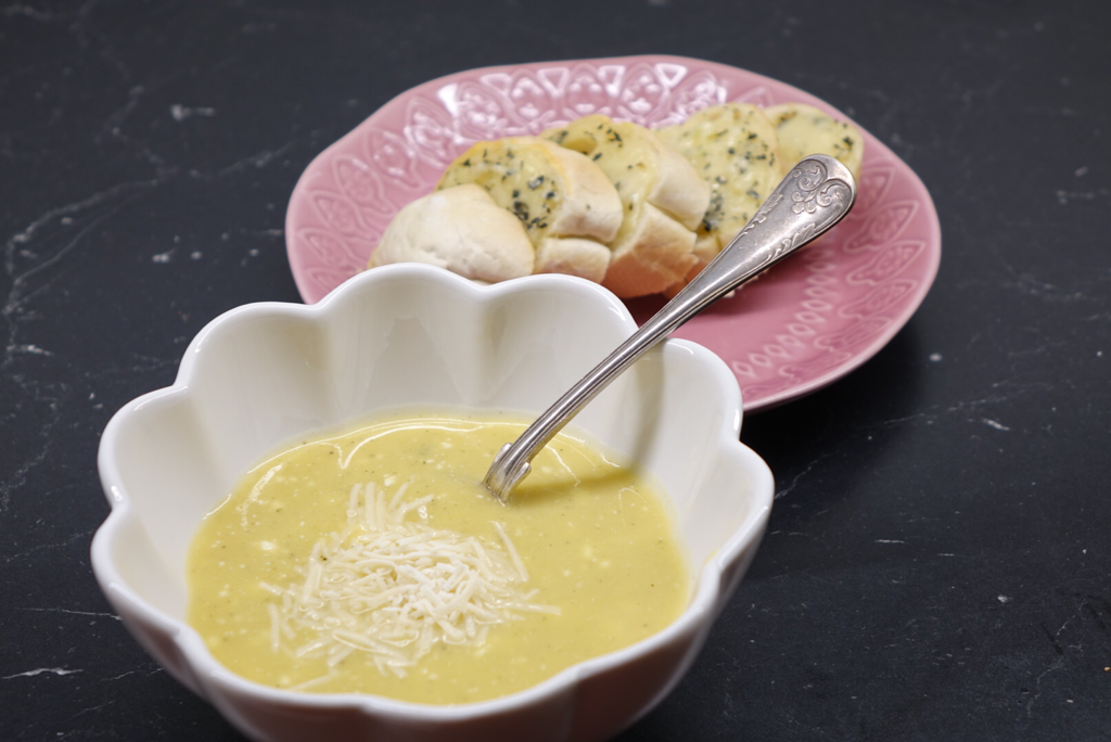 Zucchinisoppa med vitlöksbröd