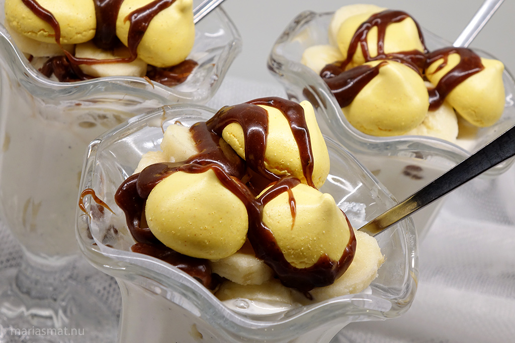 Julig marängsviss med saffransmaränger och pepparkakskolasås