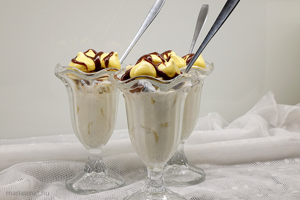 Julig marängsviss med saffransmaränger och pepparkakskolasås