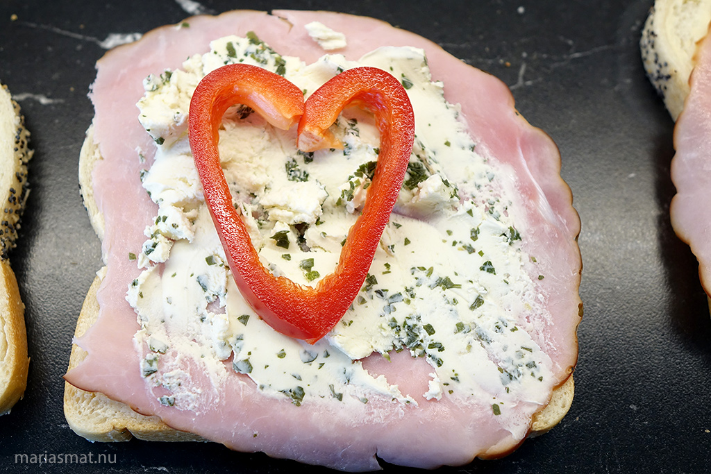 Varma mackor med Le roulè vitlöksost