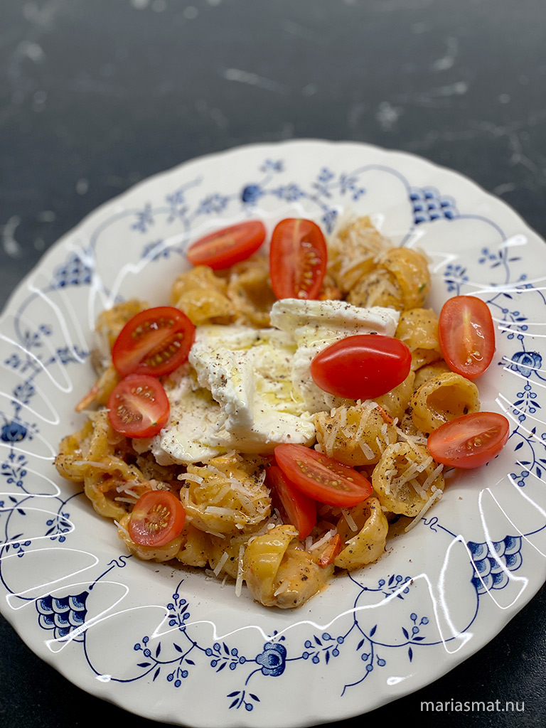Jordnötskycklingpasta med mozzarella