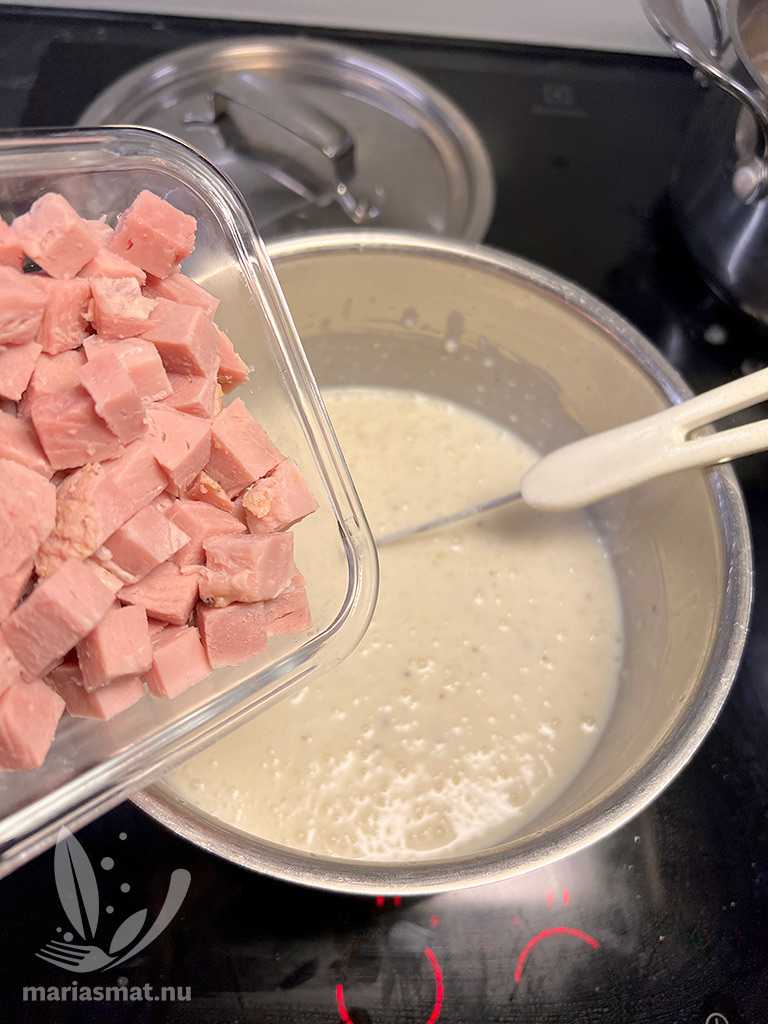 Pasta med ost- och skinksås