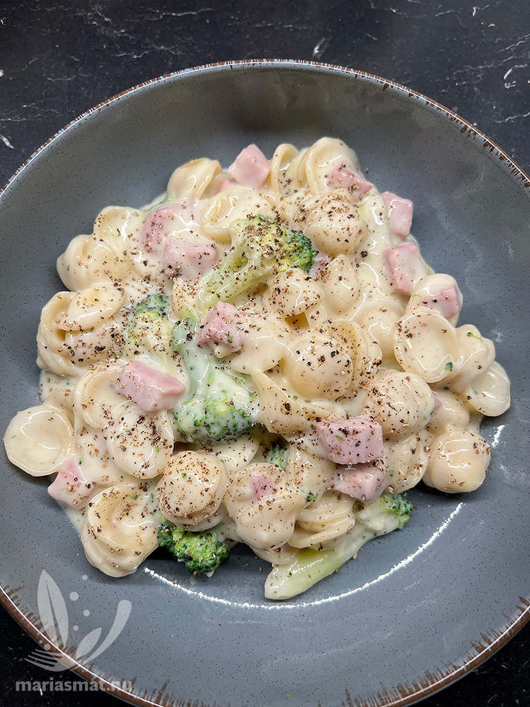 Pasta med ost- och skinksås