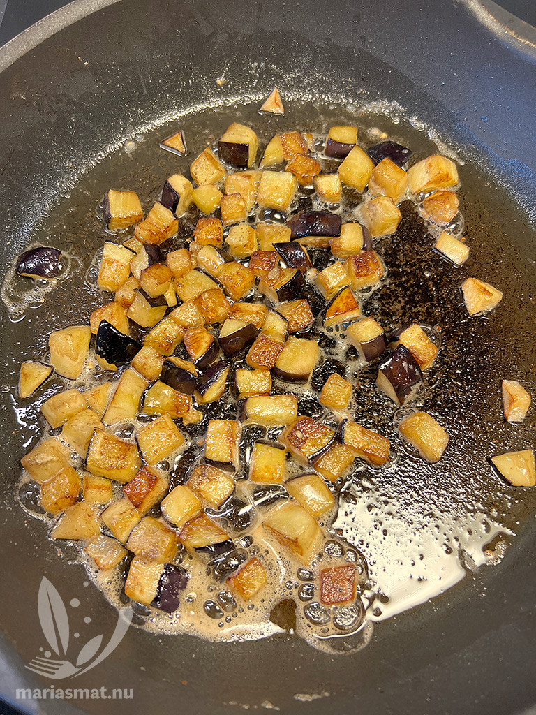 Vitlöksyoghurt med smörstekt aubergine