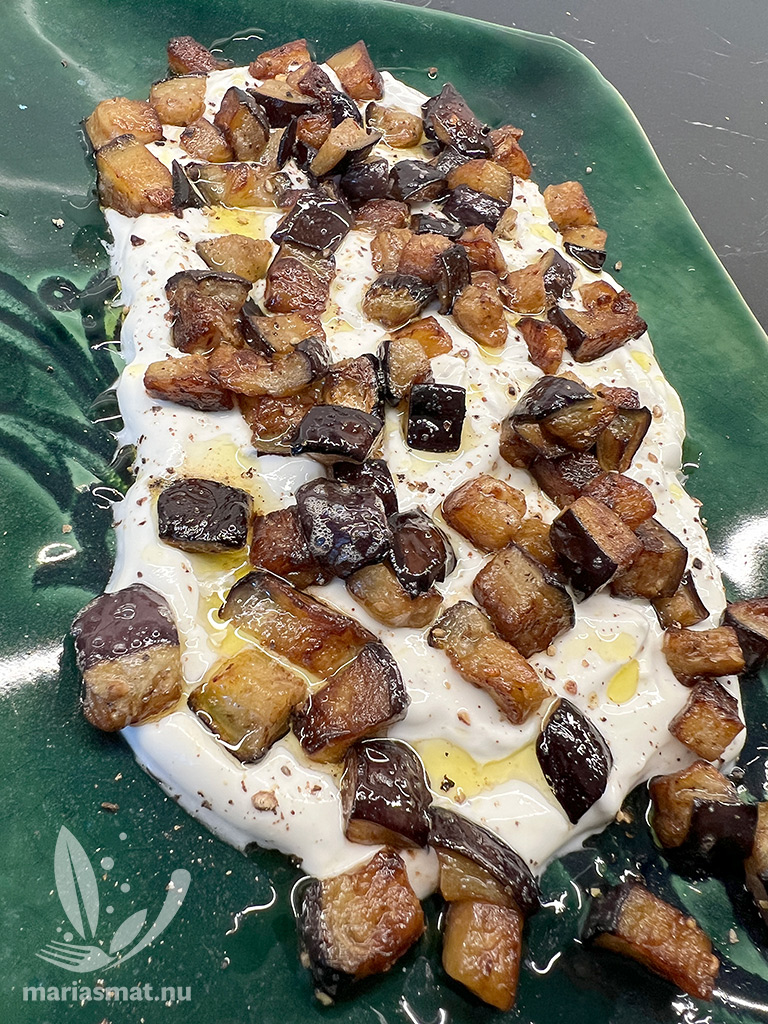 Vitlöksyoghurt med smörstekt aubergine