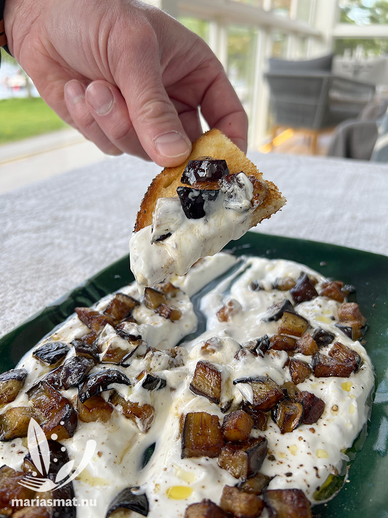Vitlöksyoghurt med smörstekt aubergine