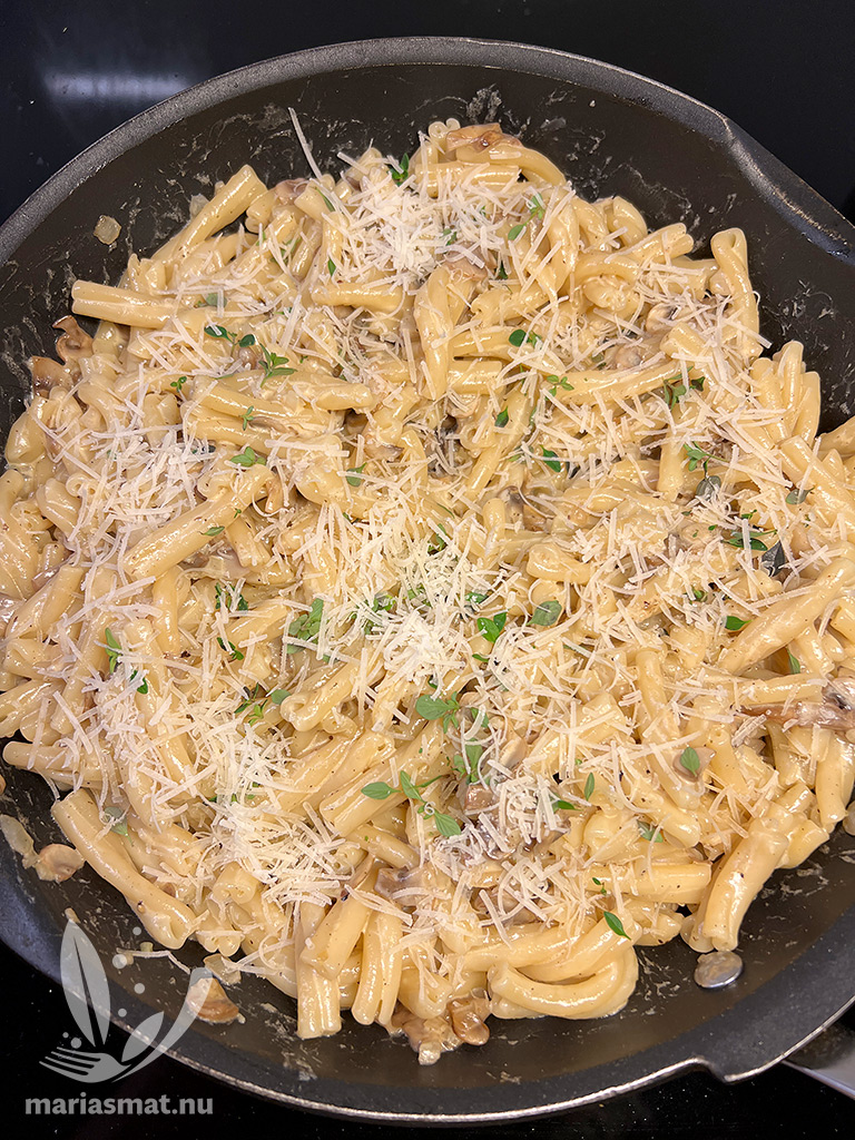 Krämig champinjonpasta med timjan