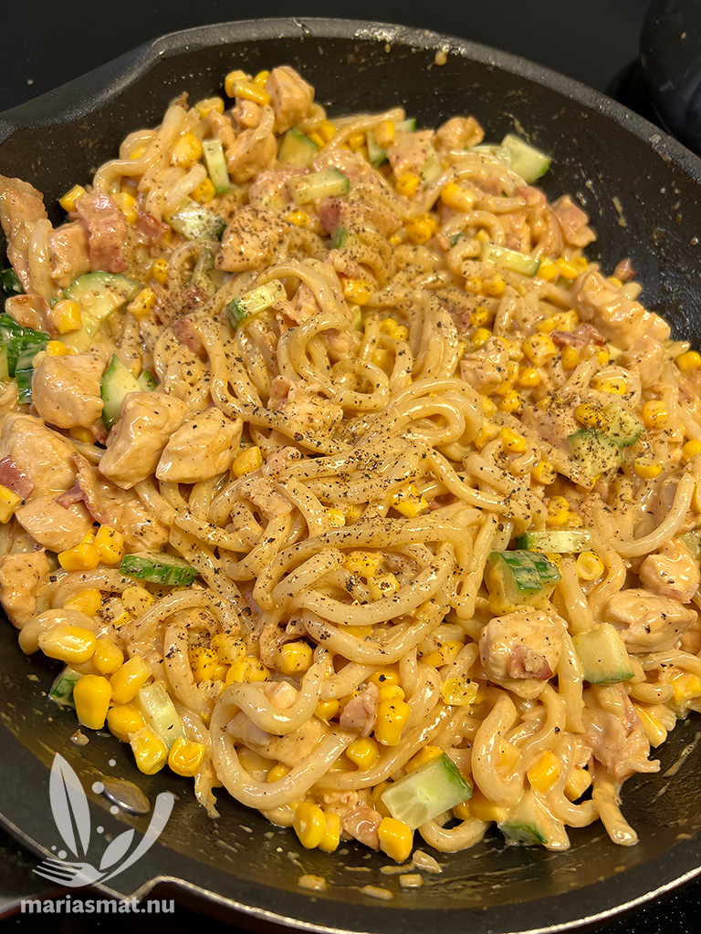 Udonnudlar med kyckling och bacon