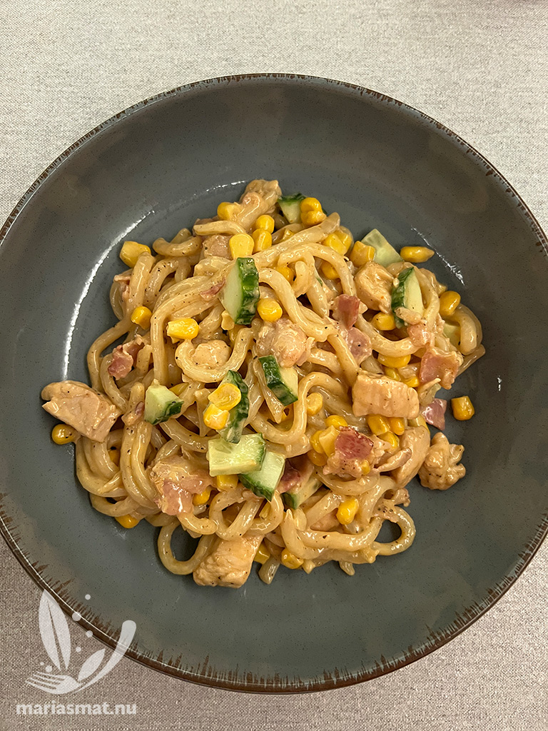 Udonnudlar med kyckling och bacon