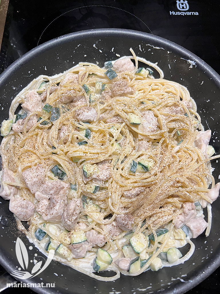 Kyckling och citronpasta med pistagenötter