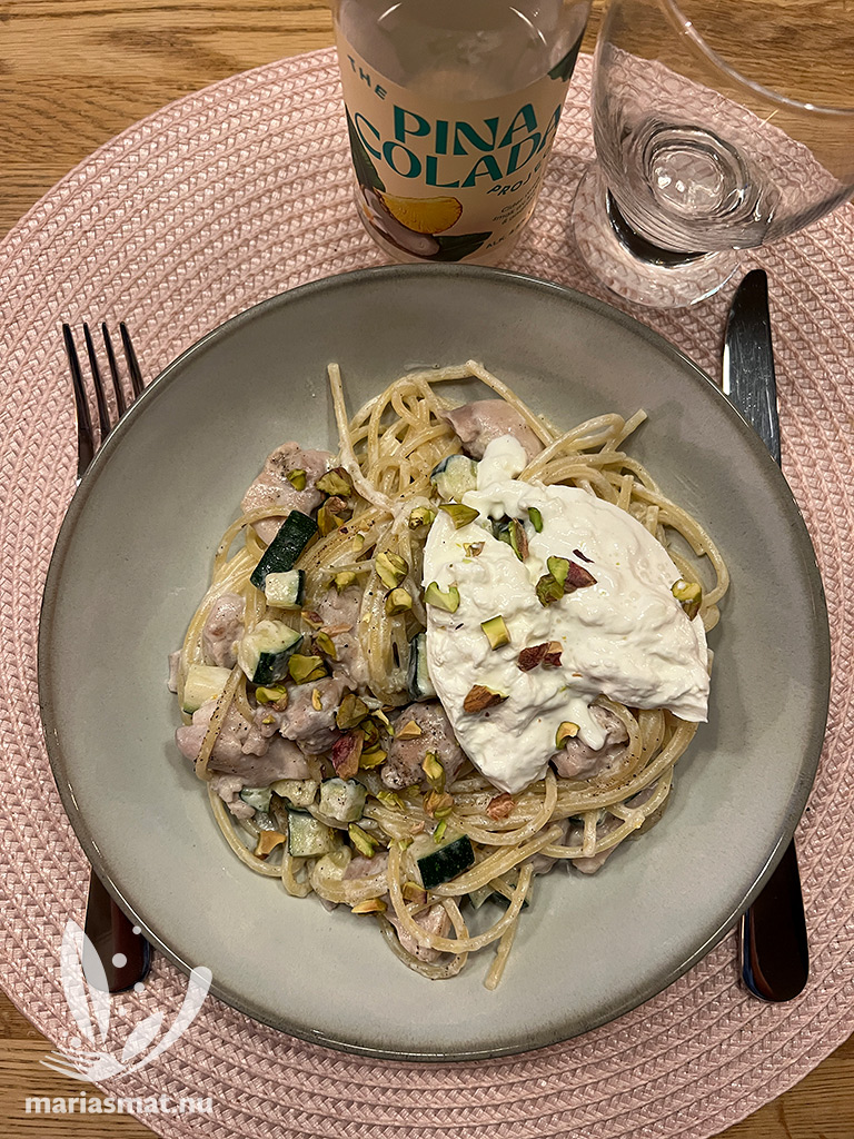 Kyckling och citronpasta med pistagenötter