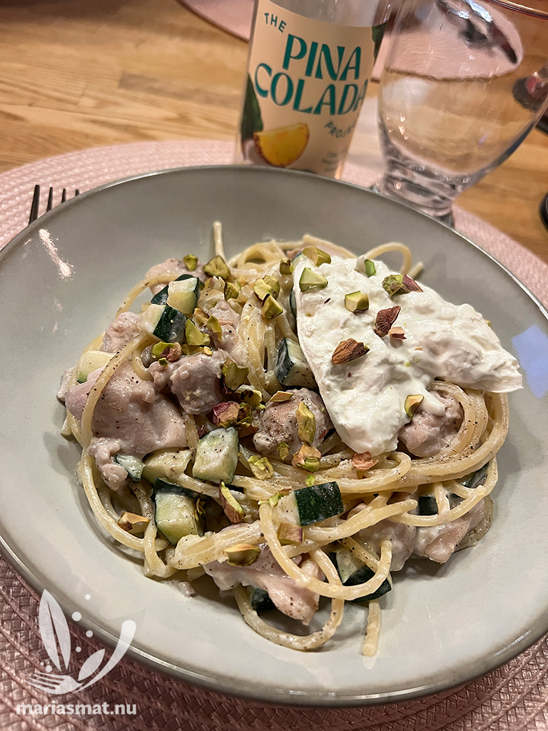Kyckling och citronpasta med pistagenötter