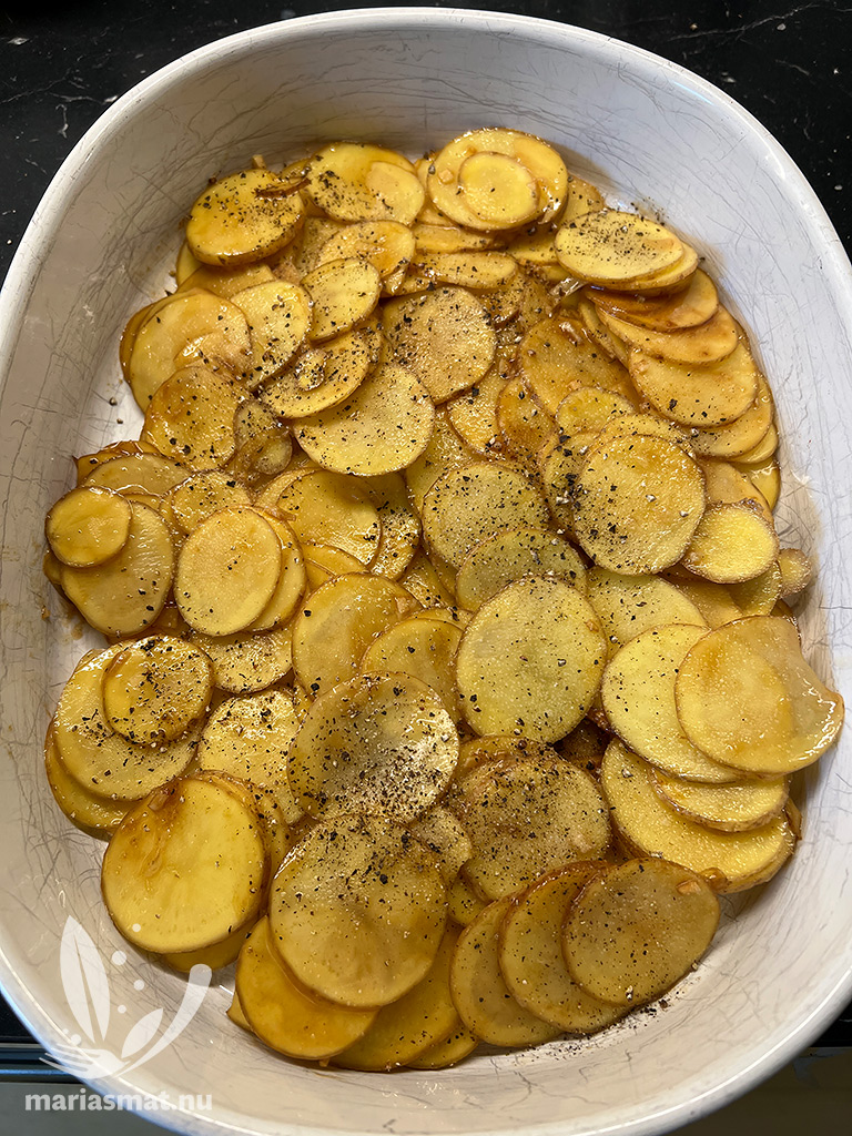 Goda potatisskivor i ugnen