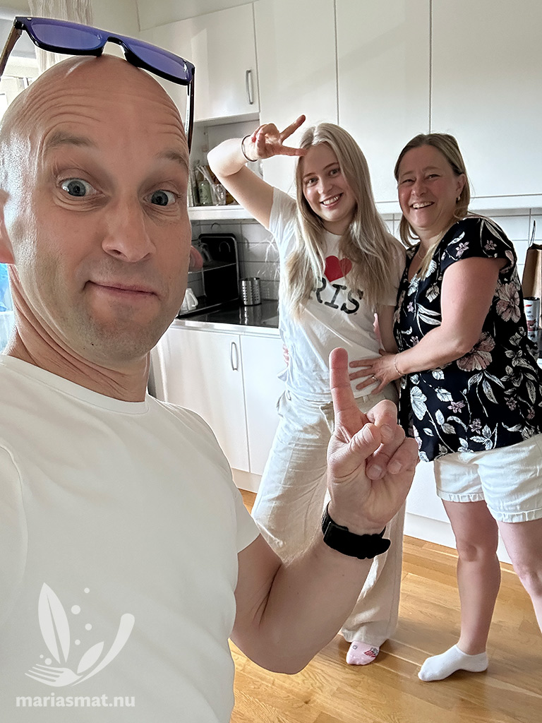 Saga, Daniel, Maria 22 år