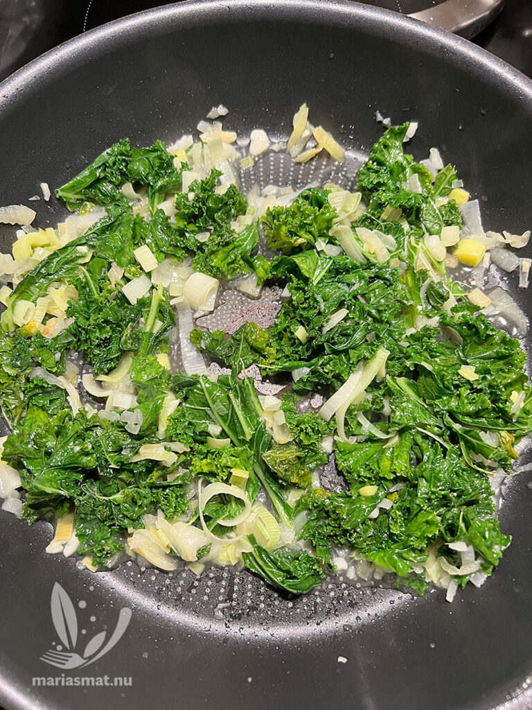 Grönkålspasta med räkor