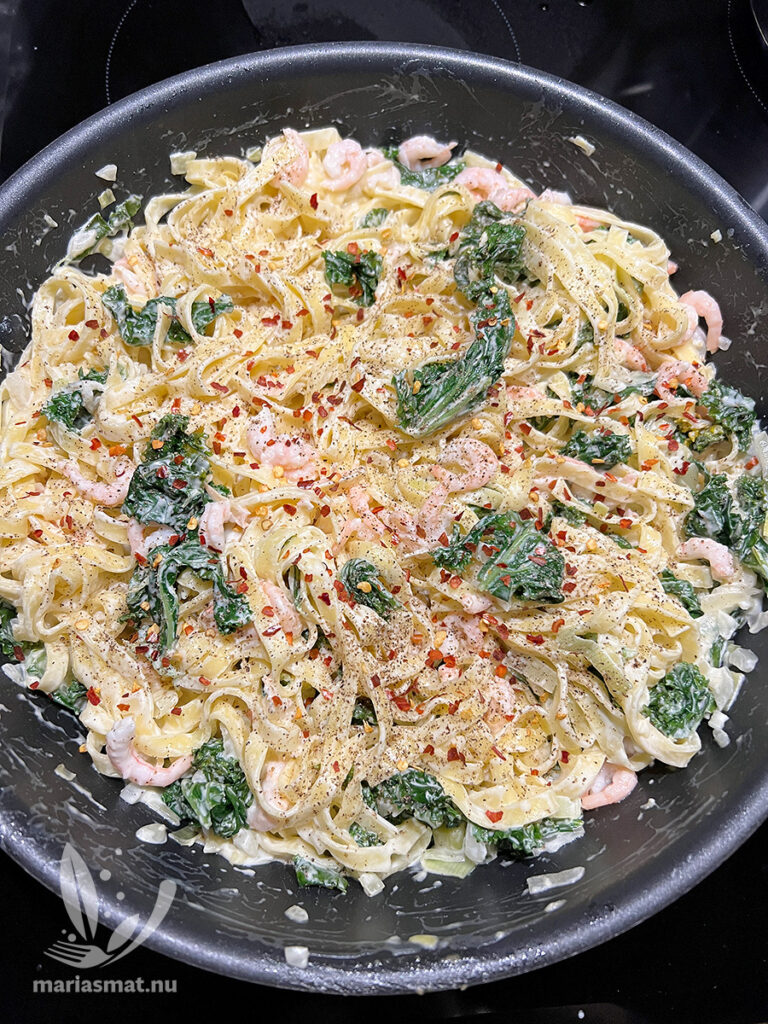 Grönkålspasta med räkor