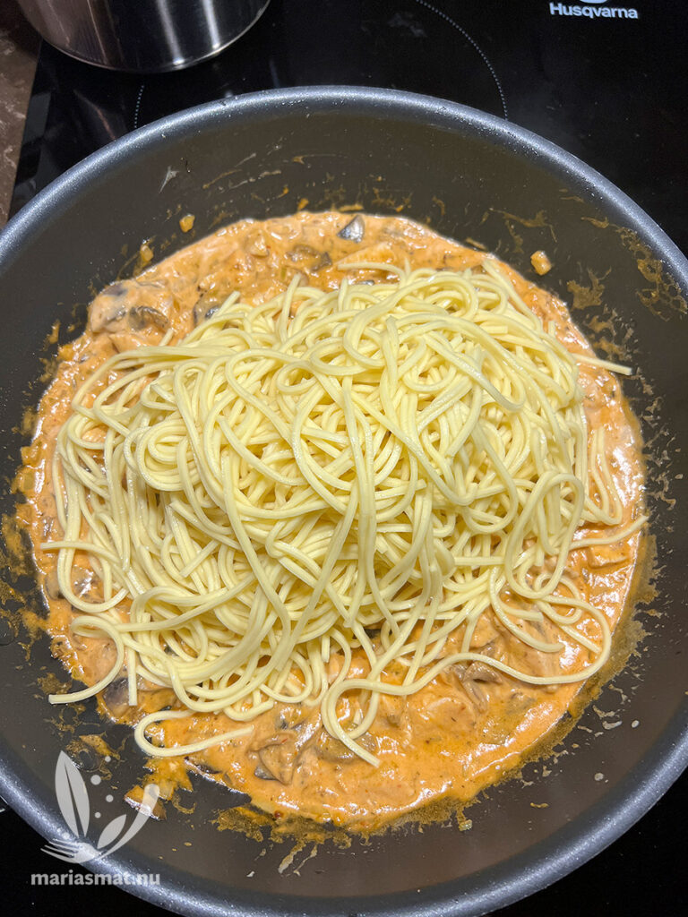 Kycklingpasta med svamp