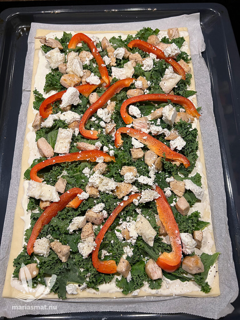 Kycklingpizza med chèvre och grönkål