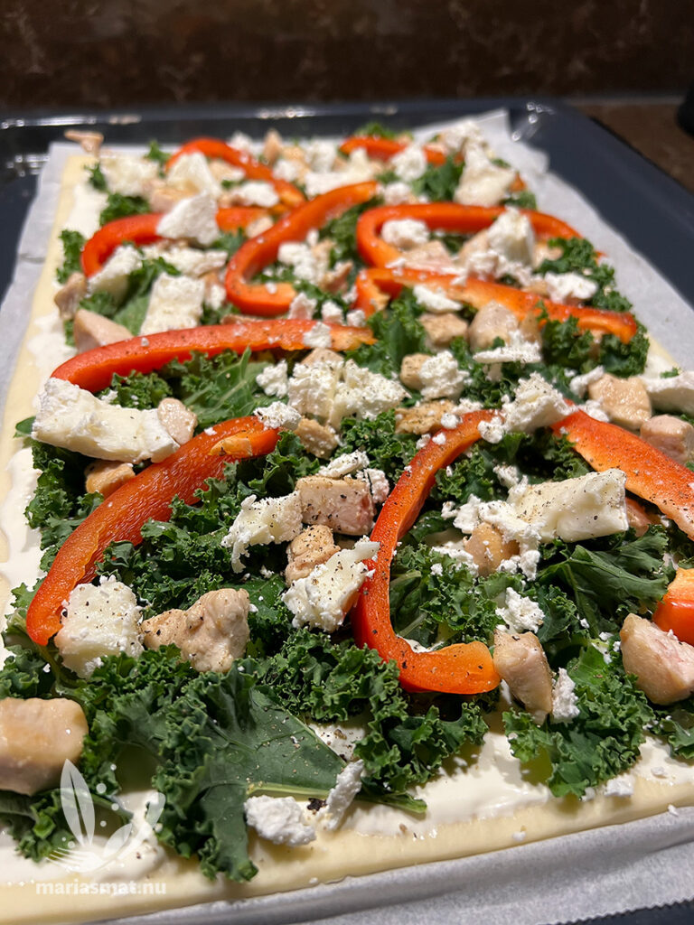 Kycklingpizza med chèvre och grönkål