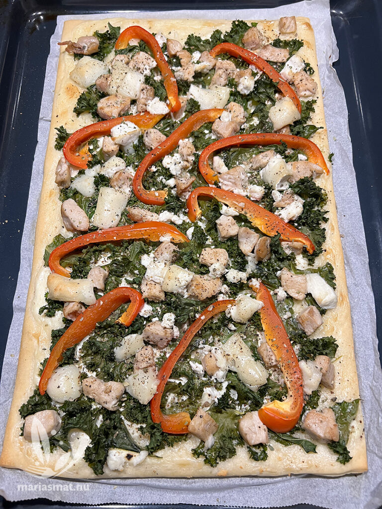 Kycklingpizza med chèvre och grönkål