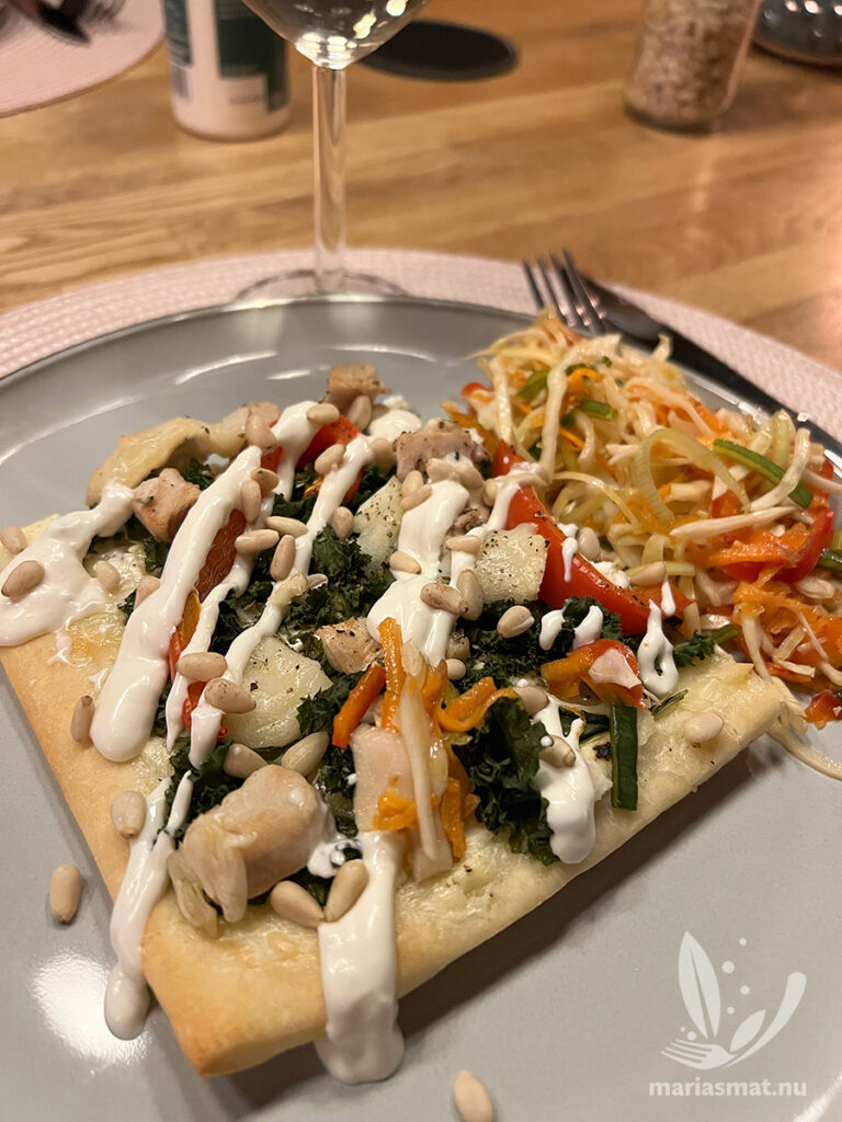Kycklingpizza med chèvre och grönkål