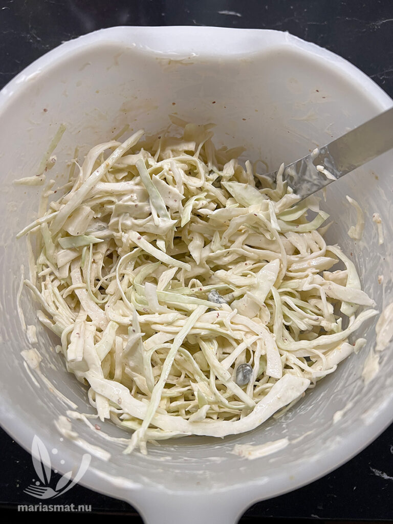 Vitkål i ceasardressing
